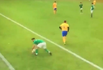 VIDEO: Pha ném biên láu cá khiến đối thủ không đỡ nổi