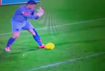 VIDEO: Phì cười với thủ môn chuyên trêu tức tiền đạo