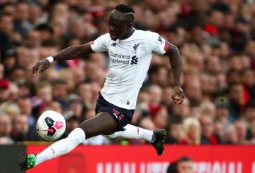 Mane 'khổ sở' cản cầu thủ Liverpool ăn mừng trận gặp MU