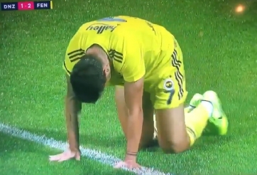 VIDEO: Cầu thủ bò vào sân bằng được để ăn vạ