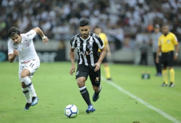 VIDEO: Cầu thủ nằm ăn vạ, 5s sau bóng đến dậy chạy tiếp