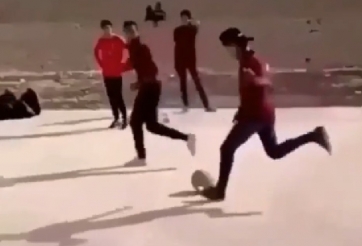 VIDEO: 'Đặc sản' vừa hài vừa đau của bóng đá đường phố