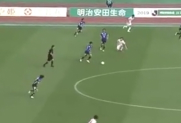 VIDEO: Ghi 2 bàn từ giữa sân chỉ trong 90 giây