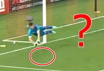 VIDEO: Không hiểu thứ thủ môn này cản phá là gì?