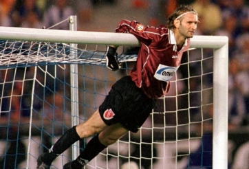 HÀI HƯỚC: Thủ môn quên quyền dùng tay và cái kết