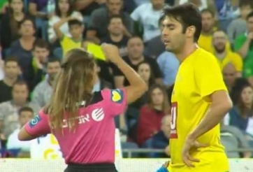 VIDEO: Nữ trọng phạt thẻ vô lý rồi 'gạ' Kaka 'tự sướng'