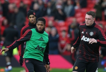 Fan MU 'chết cười' vì Phil Jones 'hợp thể' với Fred trận gặp Chelsea
