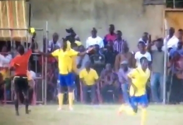 HÀI HƯỚC: Cầu thủ nhận thẻ vàng vì dùng tay... rời sân