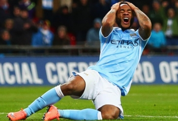 Huyền thoại Barca khóc mắt lệ nhòa tạ lỗi với Sterling