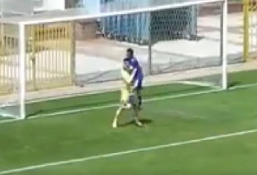 HÀI HƯỚC: Nhận bàn thua chỉ vì cầu thủ ôm nhau ăn mừng