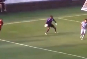 HÀI HƯỚC: Thủ môn ném bóng lừa cả 'quân ta' lẫn 'quân địch' và cái kết