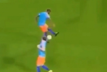 VIDEO: Như có ma thuật, bóng đột nhiên hiện ra trên chân cầu thủ