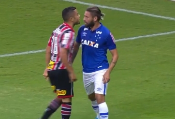 HÀI HƯỚC: 2 cầu thủ cùng diễn kịch để thoát án phạt từ trọng tài