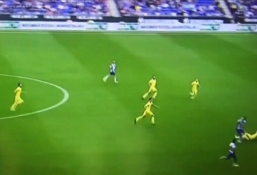 VIDEO: Hậu vệ 'trồng cây chuối' hóa giải tiền đạo