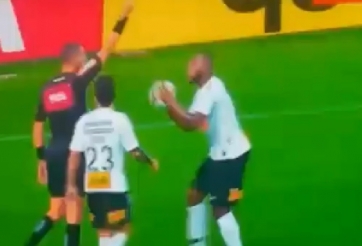 HÀI HƯỚC: Cầu thủ 'đánh lén' trọng tài nhưng bất thành