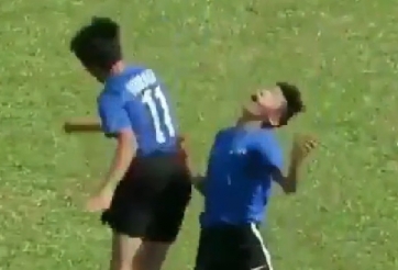 HÀI HƯỚC: Ghi bàn, cầu thủ đấm 'vỡ mặt' đồng đội