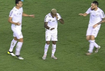 VIDEO: Cầu thủ 'check VAR' để ăn mừng bàn thắng