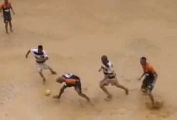 VIDEO: Trải nghiệm sân bóng 'kinh khủng' nhất trong bóng đá