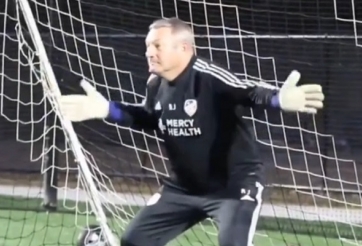 HÀI HƯỚC: HLV 'học đòi' làm thủ môn và cái kết