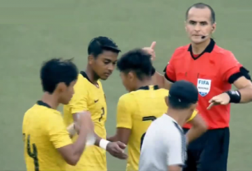 VIDEO: Bác sĩ U19 Malaysia nhận án phạt hy hữu từ trọng tài
