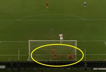 HÀI HƯỚC: Cú sút khiến 3 hậu vệ lăn vào lưới