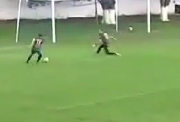 HÀI HƯỚC: Pha phản lưới nhà 'lằng nhằng' nhất bóng đá