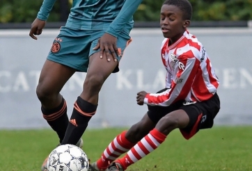 'Người khổng lồ' xuất hiện ở giải U15 gây bão cộng đồng mạng