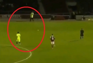 HÀI HƯỚC: Nhìn nhầm đồng đội, cầu thủ chuyền bóng thẳng ra ngoài