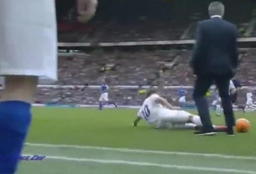 VIDEO: Mourinho vào sân đốn ngã ngôi sao