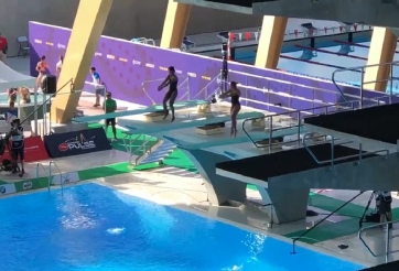 VIDEO: VĐV chủ nhà Philippines đập đầu vào ván nhảy cầu