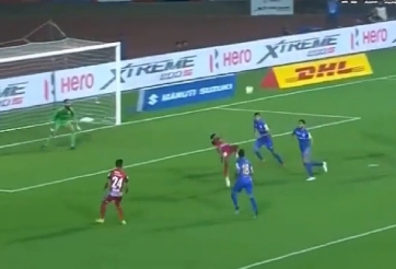 HÀI HƯỚC: 3 lần sút trượt liên tiếp trong vòng 5 giây