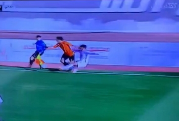 VIDEO: Cầu thủ triệt hạ cả đối phương lẫn trọng tài