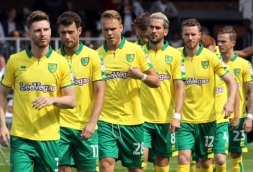 Cả đội Norwich được người đã khuất mời uống bia