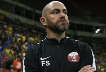 HLV U23 Qatar chúc mừng các học trò sau khi bị loại