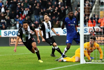 Hàng công vô duyên, Chelsea gục ngã phút cuối