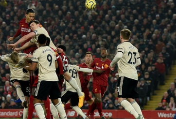 CĐV MU bức xúc cho rằng bàn mở tỷ số của Liverpool phạm luật