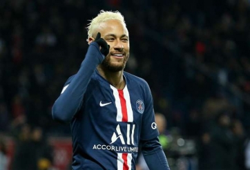 Neymar chuyền ngẫu hứng bằng mông khiến CĐV trầm trồ