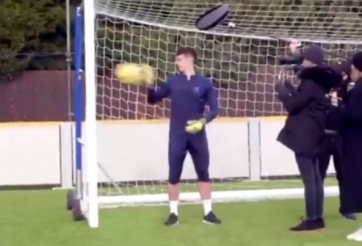 VIDEO: Thủ môn Chelsea vừa phỏng vấn vừa phản xạ như điện bằng 1 tay