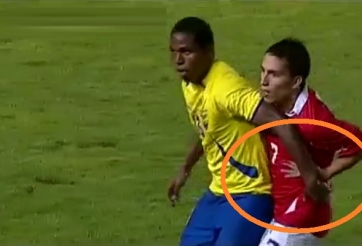 Ăn vạ đẳng cấp: Cầm tay đối thủ tự tát vào mặt và kiếm được quả phạt