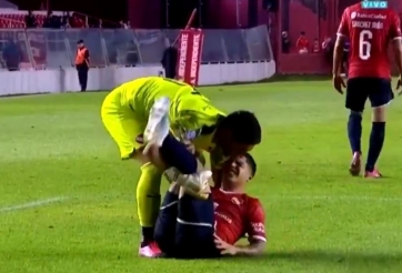 HÀI HƯỚC: Thủ môn bế cầu thủ rời sân cho rộng đất