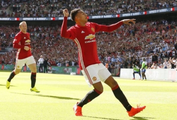 VIDEO: Lingard tráng trứng theo kiểu 'thiên nga giãy chết'