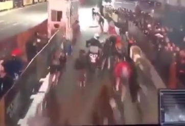 VIDEO: 'Kẻ ngáng đường' xuất hiện khiến đoàn đua xe ngã 'như ngả rạ'