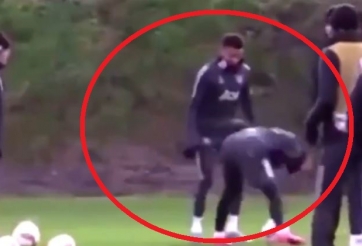 VIDEO: Lingard 'diễn hài' trên sân tập khiến CĐV MU nổi giận