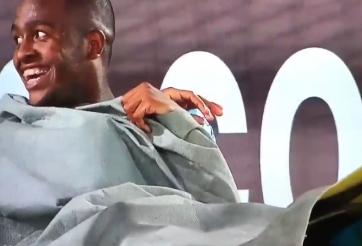 HÀI HƯỚC: Cầu thủ 'đắp chăn' để ăn mừng bàn thắng