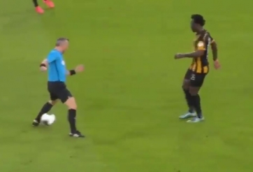 VIDEO: Trọng tài nhận đường chuyền của cầu thủ và cái giá phải trả