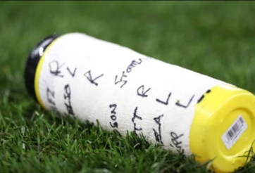 Khắc tinh của Tottenham tiết lộ câu chuyện phía sau chai nước đặc biệt