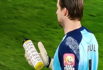 Tottenham thua đau vì chai nước của thủ môn Norwich