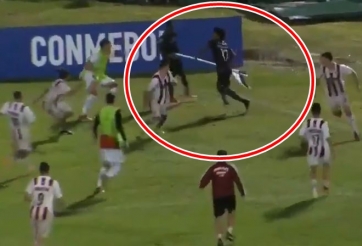 HÀI HƯỚC: Nhổ cột cờ phạt góc nghênh chiến cả sân