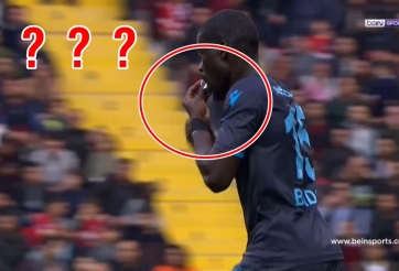 HÀI HƯỚC: Cầu thủ nuốt chửng 'bí kíp' vào bụng ngay trên sân