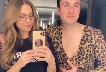 HÀI HƯỚC: Người hùng tuyển Đức mặc váy của vợ